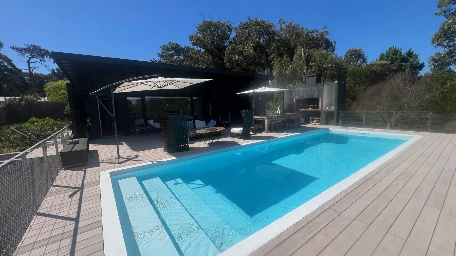 Piscina y deck de Kalu Nivasayi entre los árboles
