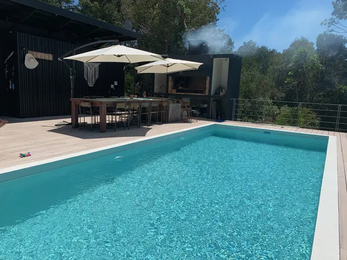 Piscina y sombrillas