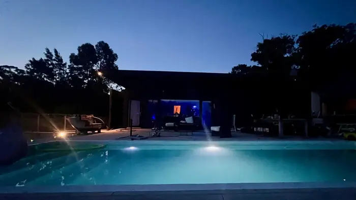 Atardecer junto al agua