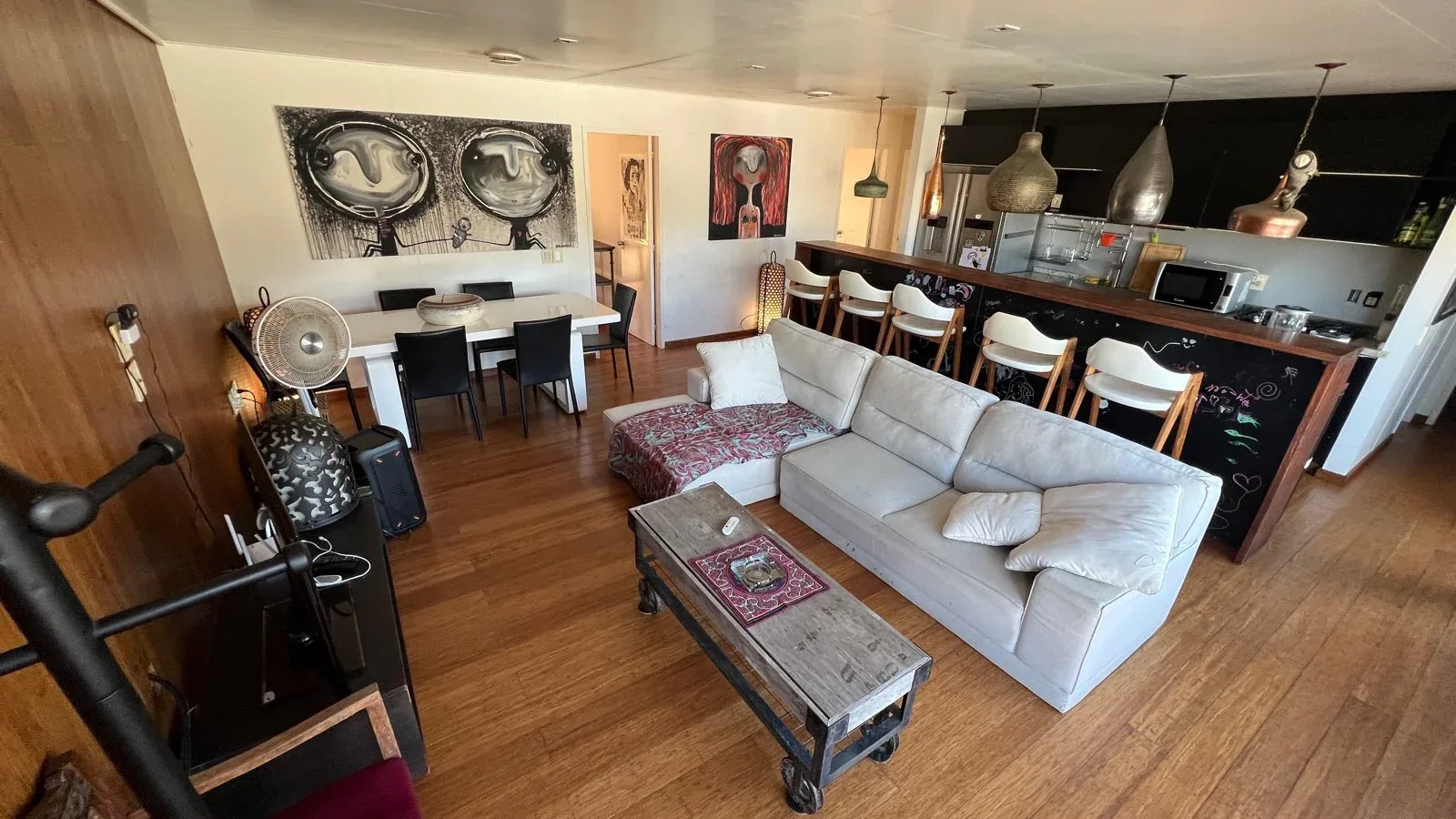 Espacio de estar de la vivienda principal